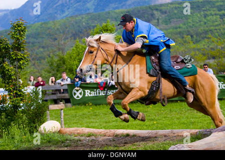 L'équitation, concours de compétences, Ueberetscher Ritt tournoi, Eppan, Tyrol du Sud, Italie, Europe Banque D'Images