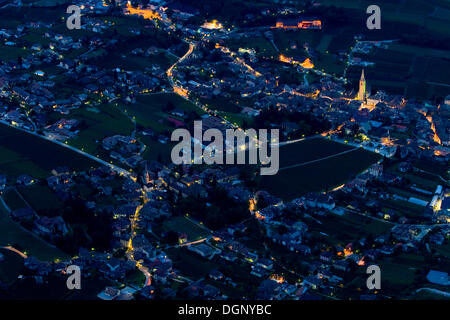 De Caldaro de dessus la nuit, le Tyrol du Sud, Italie, Europe Banque D'Images
