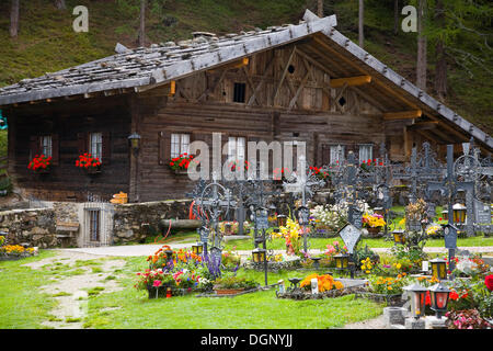 Ferme avec un cimetière, Ulten, Ultimo, province de Bolzano-Bozen, Italie, Europe Banque D'Images