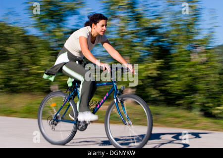 Cycliste, woman riding a bike Banque D'Images