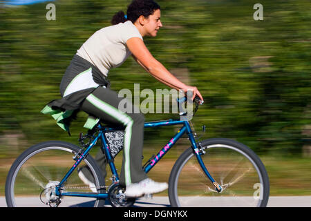 Cycliste, woman riding a bike Banque D'Images