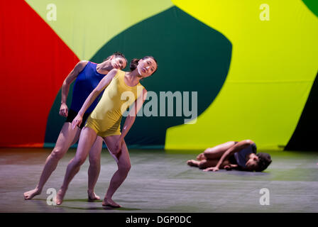 Les membres de la compagnie de danse de la chorégraphe allemande Sasha Waltz effectuer pendant une étape de la répétition de danse 'Sacre - scéne d'amour' (lit. - Saint Amour) sur la scène du Schillertheater à Berlin, Allemagne, 23 octobre 2013. Photo : Tim Brakemeier/dpa Banque D'Images