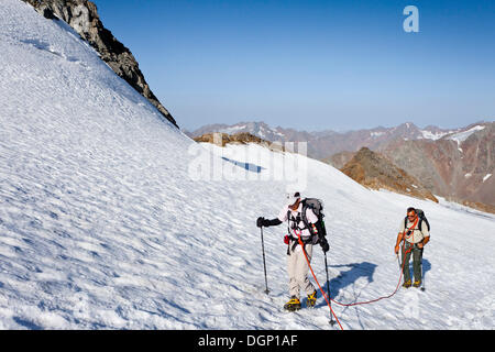 Les randonneurs lors de l'ascension au sommet de la montagne, sur Similaun glacier Niederjochferner dans la vallée Schnalstal au-dessus de la Banque D'Images