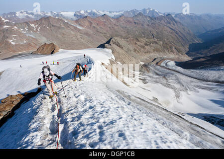 Les randonneurs à pied sur la crête, sur la montagne Niederjochferner dans la vallée Schnalstal, escalade Similaun mountain, Marzell-Kamm Banque D'Images