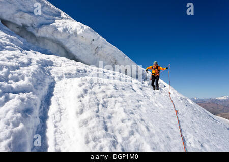 Randonneur debout à côté d'une crevasse, descendant de la montagne Monte Cevedale, province de Bolzano-Bozen, Italie, Europe Banque D'Images