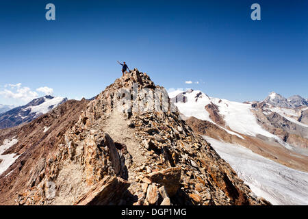Comité permanent de l'alpiniste sur une crête, traversant la montagne, Zufallspitze Cima Venezia, la montagne et la montagne Koenig à la montagne Ortler Banque D'Images