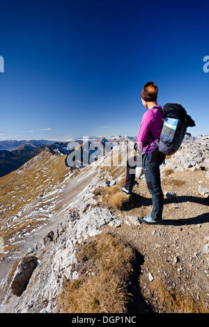 Female hiker sur Cima Campagnacia montagne près de l'Bepi-Zac randonnées à vélo dans la vallée de San Pellegrino Banque D'Images