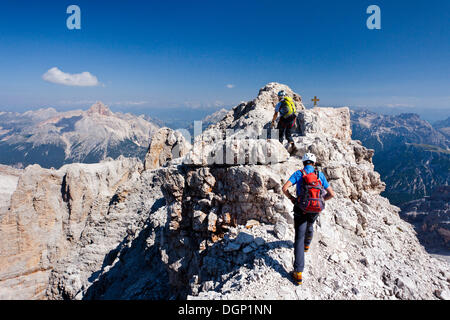 Les alpinistes ordre décroissant le long de la Via Ferrata Escalade vélo Bianchi Marino sur le mont Cristallo, regardant vers Hohe Gaisl Banque D'Images