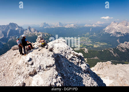 D'alpinistes sur le sommet du Cristallo di Mezzo montagne après l'ascension de la Via Ferrata sur l'itinéraire d'escalade Bianchi Marino Banque D'Images