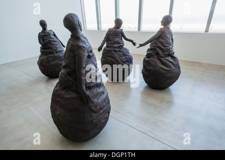 L'Angleterre, Kent, Margate, Turner Contemporary Art Gallery, Sculptures d'installation intitulé "morceau de Conversation III' par Juan Munoz Banque D'Images