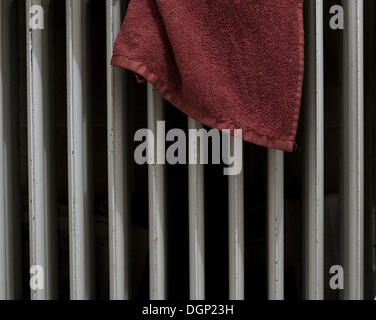 Serviette rouge sur un radiateur Banque D'Images