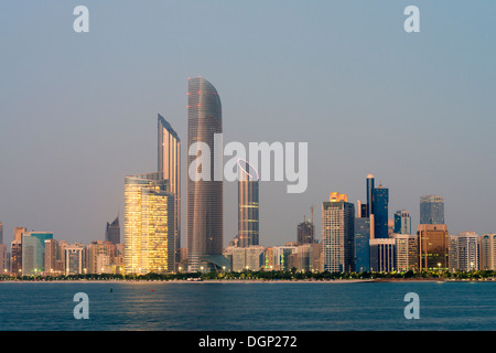 Voir la soirée de tours modernes sur waterfront skyline à Abu Dhabi dans les Émirats Arabes Unis ÉMIRATS ARABES UNIS Banque D'Images