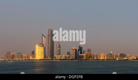 Vue sur l'horizon du soir d'Abu Dhabi dans les Émirats Arabes Unis ÉMIRATS ARABES UNIS Banque D'Images