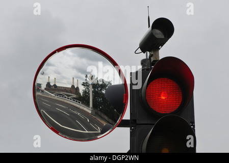 Un reflet de Battersea Power Station, Londres. Image prise sur Chelsea Bridge en septembre 2013 Banque D'Images