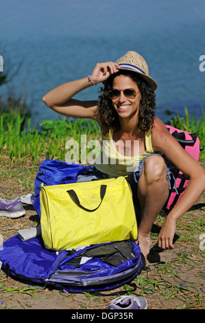 Femme regroupe jusqu'tente de camping dans cadre paradisiaque des îles Cies (Islas Cies) Banque D'Images