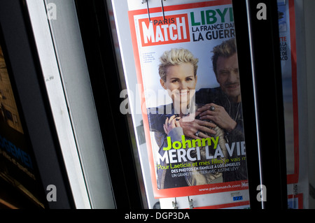 Kiosque Presse française montrant la couverture de Paris Match, Paris Banque D'Images