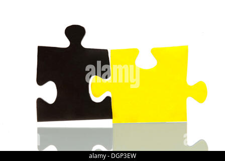 Un jaune et noir d'une pièce du puzzle qui ne cadrent pas tout à fait ensemble, image symbolique de la coalition noire-jaune Banque D'Images