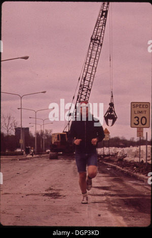 Le jogging le long du lac Michigan à Evanston. Grue EN ARRIÈRE-PLAN EST LA RÉPARATION DES DOMMAGES CAUSÉS PAR LA TEMPÊTE 547074 Banque D'Images