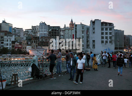 Istanbul, Turquie, l'agitation et du bruit sur le pont de Galata, derrière la tour de Galata Banque D'Images