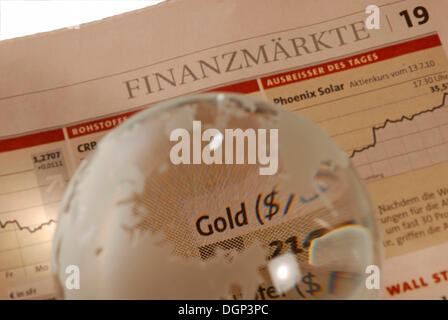 Globe en verre sur des affaires journal, lettrage 'gold Banque D'Images