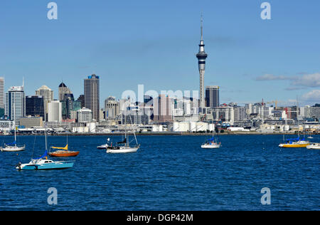 Vue du Northcote sur l'horizon d'Auckland avec la Sky Tower, Auckland, Nouvelle-Zélande Banque D'Images