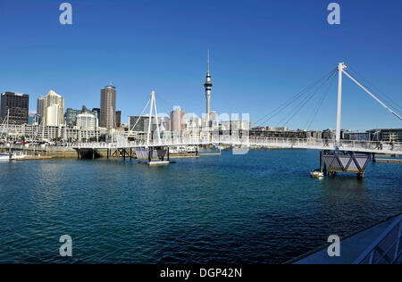 Vue du nouveau pont à bascule du viaduc Events Center, derrière la sykline, Auckland, Nouvelle-Zélande Banque D'Images