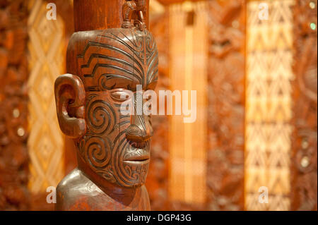 La sculpture maorie traditionnelle à une maison commune, Waitangi, Nouvelle-Zélande Banque D'Images