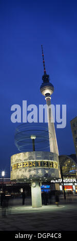 L'horloge et la tour de télévision sur l'Alexanderplatz, Berlin Banque D'Images