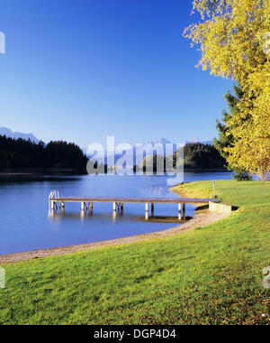 Jetée de lac Forggensee en automne, Ostallgaeu district, Bavière Banque D'Images