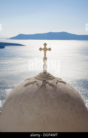 Coupole d'une église à Fira, Santorini, Caldera au dos, Cyclades, Grèce, Europe Banque D'Images