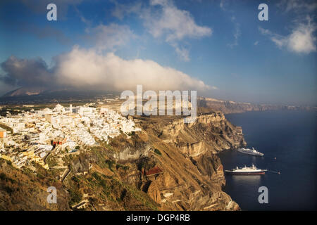 Les bateaux de croisière amarrés au-dessous de l'investissement étranger sur le bord de la caldeira, Santorini, Cyclades, Grèce, Europe Banque D'Images