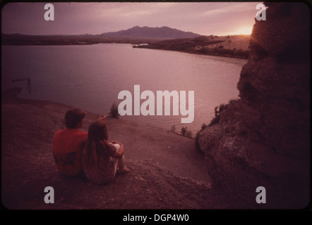 Deux jeunes se tiennent sur Castle Rock, un promontoire au nord de Lake Havasu City, surplombant le fleuve Colorado, capturant une vue panoramique sur le paysage de la rivière. Banque D'Images
