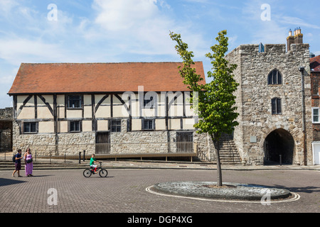 L'Angleterre, dans le Hampshire, Southampton, Tudor Merchants Hall et Westgate Banque D'Images