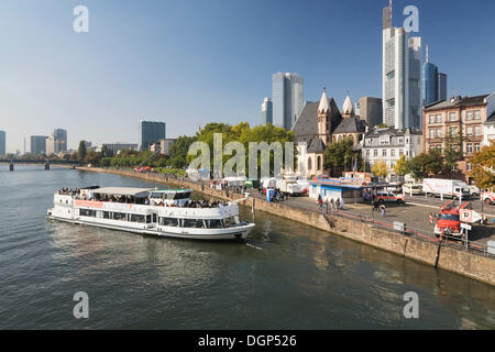 Bateau d'excursion à la berge de la rivière principale avec Leonhardskirche église et tour de la Commerzbank, Francfort, la Hesse Banque D'Images