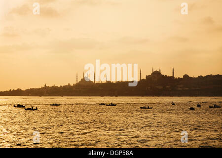 Bateaux de pêche sur la mer de Marmara en face de la silhouette de la Mosquée Bleue et Sainte-Sophie, Istanbul, Turquie Banque D'Images