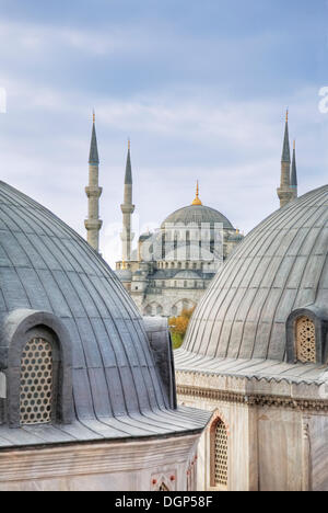 Vue sur les coupoles de Sainte-sophie vers la Mosquée Bleue, Istanbul, Turquie Banque D'Images