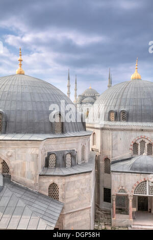 Vue sur les coupoles de Sainte-sophie vers la Mosquée Bleue, Istanbul, Turquie Banque D'Images