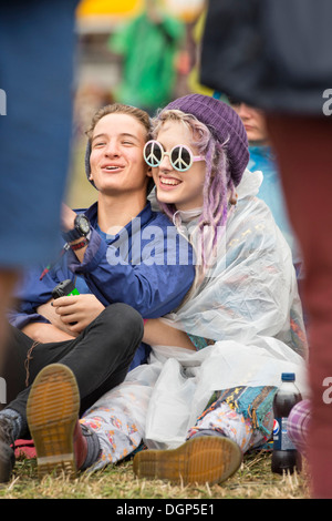 Le Reading Festival - une fille dans un poncho en plastique avec lunettes CND Août 2013 Banque D'Images