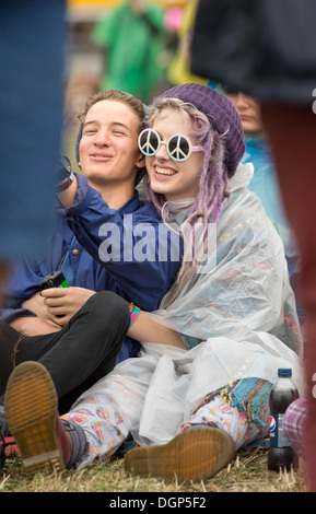 Le Reading Festival - une fille dans un poncho en plastique avec lunettes CND Août 2013 Banque D'Images