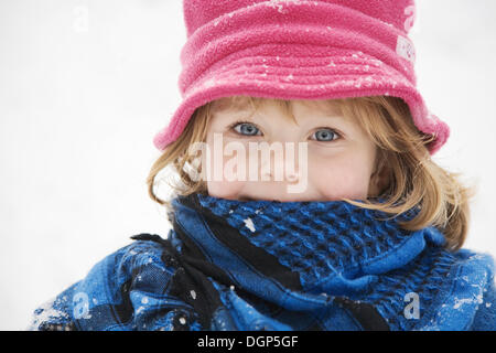 Petite fille à tête rouge dans la neige Banque D'Images