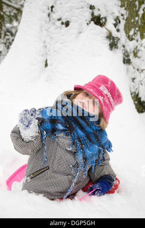 Petite fille jouer dans la neige Banque D'Images