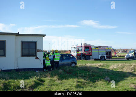 Redcar et Cleveland, UK . 24 Oct, 2013. Les services d'urgence participant à un accident de la route sur l'Angleterre Redcar and Cleveland UK Front de Mer où une femme pilote a conduit sa voiture hors de la route et a percuté des toilettes publiques block endommageant gravement la voiture et l'immeuble. L'accident happed à 11 h 24/10/2013 dans des temps clair Crédit : Peter Jordan NE/Alamy Live News Banque D'Images