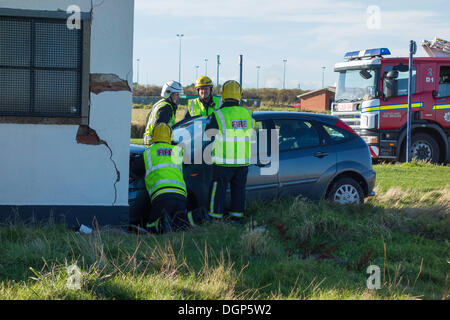 Redcar et Cleveland, UK . 24 Oct, 2013. Les services d'urgence participant à un accident de la route sur l'Angleterre Redcar and Cleveland UK Front de Mer où une femme pilote a conduit sa voiture hors de la route et a percuté des toilettes publiques block endommageant gravement la voiture et l'immeuble Crédit : Peter Jordan NE/Alamy Live News Banque D'Images