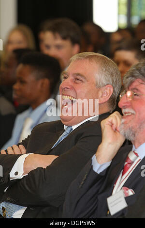 Greenwich,UK,24 octobre 2013, Son Altesse Royale le duc de York rire pendant un discours prononcé par Boris Johnson lors de l'ouverture de l'Université de Greenwich Royal Colleg Technique Crédit : Keith Larby/Alamy Live News Banque D'Images