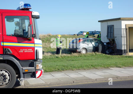 Redcar et Cleveland, UK . 24 Oct, 2013. Les services d'urgence participant à un accident de la route sur l'Angleterre Redcar and Cleveland UK Front de Mer où une femme pilote a conduit sa voiture hors de la route et a percuté des toilettes publiques block endommageant gravement la voiture et l'immeuble Crédit : Peter Jordan NE/Alamy Live News Banque D'Images