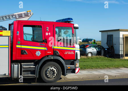 Redcar et Cleveland, UK . 24 Oct, 2013. Les services d'urgence participant à un accident de la route sur l'Angleterre Redcar and Cleveland UK Front de Mer où une femme pilote a conduit sa voiture hors de la route et a percuté des toilettes publiques block endommageant gravement la voiture et l'immeuble Crédit : Peter Jordan NE/Alamy Live News Banque D'Images