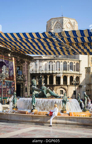 Fontaine sur la Plaza de la Virgen, Valencia, Valence, Espagne, Europe Banque D'Images