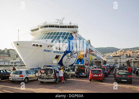 Le port ferry de Gênes avec les voyageurs attendent le ferry pour la Sardaigne, Sicile, Italie, Europe Banque D'Images