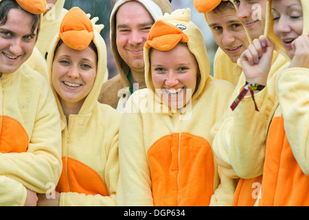 Le Reading Festival - un groupe d'amis habillés comme des poulets Août 2013 Banque D'Images