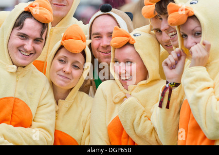 Le Reading Festival - un groupe d'amis habillés comme des poulets Août 2013 Banque D'Images